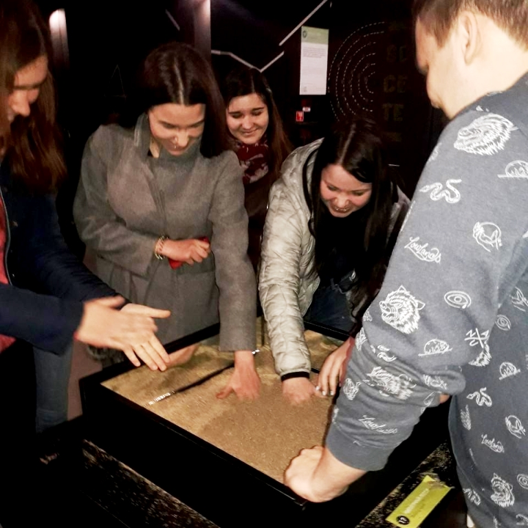 Наші руки і справді затягує пісок на пристрої «Кипучий пісок»!